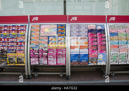 Informationen Reiseführer am Regal geben frei für Menschen und Reisende an neben Straße im Bezirk Shinjuku am 20. Oktober 2016 in Tokio, Japan Stockfoto