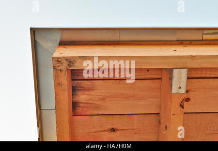 Dach im Bau mit Holzrahmen und Zink von hinten Stockfoto