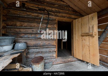 Eine rustikale Hütte in der Wrangell-St. Der Elias-Nationalpark bietet Besuchern eine einzigartige Gelegenheit, Alaskas Wildnis zu erleben und dabei den Schwerpunkt auf Naturschutz und Naturschutz zu legen. Stockfoto