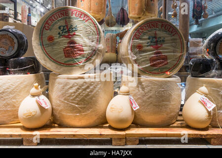 Pecorino Romano Käse Räder im Fenster Di Palo Fine Foods in Little Italy in New York City Stockfoto