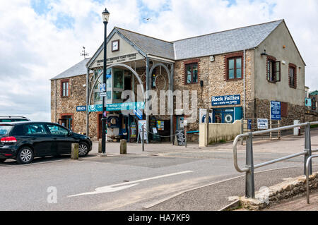 Charmouth Heritage Coast Centre basiert auf dem Vorland an einem leicht abfallenden Sandstrand in einer langen stillgelegten Zementfabrik Stockfoto