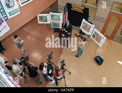 Dieses Bild zeigt das Rathaus des US-Landwirtschaftsministeriums in Glenwood, Iowa, mit dem Minister Tom Vilsack. Das Treffen befasst sich mit Hochwasserproblemen und der Rolle des USDA bei der Bewältigung der Katastrophenhilfe in der Landwirtschaft im Kontext der Politik und Wissenschaft der USA. Stockfoto