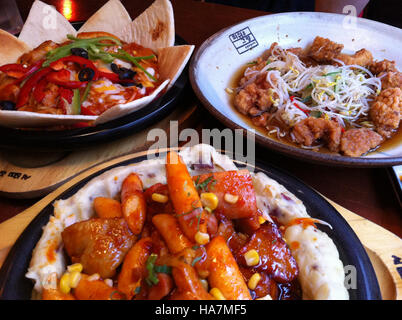 Dieses Bild zeigt die Schnittstelle von Landwirtschaft und Lebensmittelsystemen und zeigt Fisch als Schlüsselkomponente einer nachhaltigen Nahrungsmittelproduktion. Das USDA fördert verantwortungsvolle Fangpraktiken und nachhaltige Beschaffung von Meeresfrüchten und unterstützt den Umweltschutz und die Gesundheit aquatischer Ökosysteme. Stockfoto