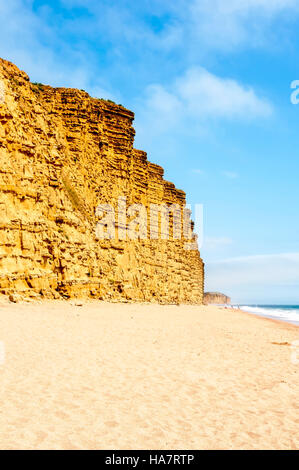 Die vertikale East Cliff des oberen Lias bei Bridport Sands zeigt fast horizontale abwechselnde Betten von harten und weichen Sandstein Stockfoto