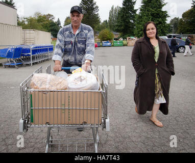 Das Supplemental Nutrition Assistance Program (SNAP) und das Emergency Food Assistance Program (TEFAP) des USDA verteilen lebenswichtige Lebensmittel in Seattle und unterstützen bedürftige Gemeinden mit Speisekammern und Essensdiensten. Stockfoto