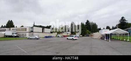 Das Supplemental Nutrition Assistance Program (SNAP) des USDA in Seattle unterstützt die Verteilung von Nahrungsmitteln an wirtschaftlich benachteiligte Personen, indem es Brot, Konserven und Mahlzeiten für Bedürftige über lokale Speisekammern bereitstellt. Stockfoto