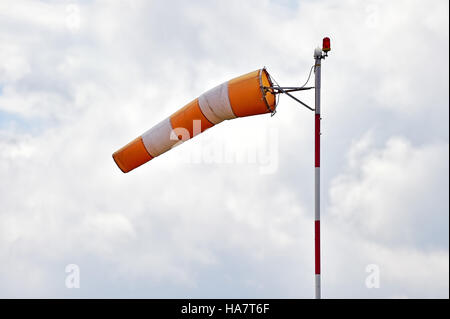 Windsack vom Wind mit bedecktem Himmel auf Hintergrund Stockfoto