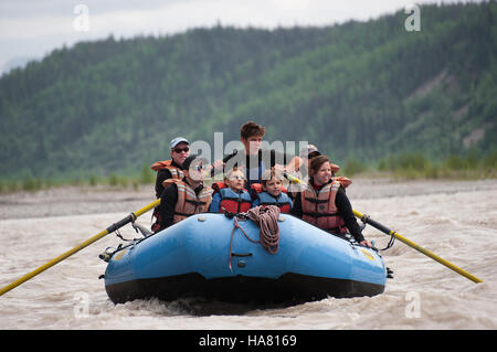 Eine schwimmende Flussfahrt durch die Wrangell-St. Der Elias-Nationalpark in Alaska bietet die Gelegenheit, das zerklüftete Gelände und die einzigartigen Ökosysteme des Parks zu erkunden. Das Abenteuer betont die reiche Artenvielfalt des Parks, einschließlich unberührter Wasserstraßen und Lebensräume der Tierwelt. Stockfoto