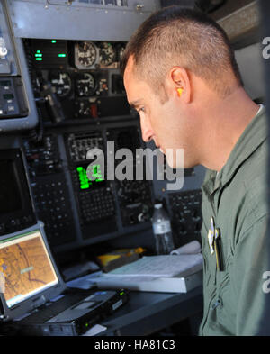 Mitglieder des 153. Airlift-Flügels und des 302. Airlift-Flügels nahmen zusammen mit der Wyoming Air National Guard am Modular Airborne Fire Fighting System (MAFFS) auf der Peterson Air Force Base in Colorado Teil. Ihre Mission konzentrierte sich auf die Luftfeuerbekämpfung zur Eindämmung von Waldbränden in der Region. Stockfoto