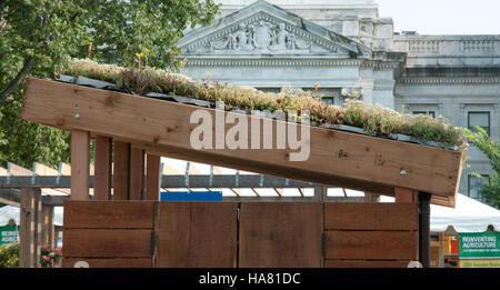 Die 150-jährige Jubiläumsveranstaltung des USDA in der National Mall in Washington, D.C. feierte die Verbindung zwischen Landwirtschaft, Bildung und Gemeinschaft. Das Festival hob die Rolle der öffentlichen Hochschulen und der Universitäten für Landzuschüsse bei der Förderung des Wissens und des Fortschritts in der Landwirtschaft hervor. Stockfoto