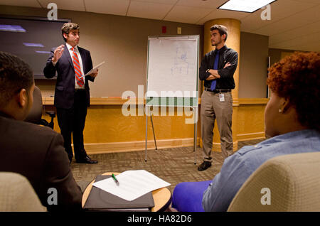 Dieses Bild des USDA beleuchtet ein naturwissenschaftliches Ereignis, das sich auf Umweltverantwortung und Umweltschutzmaßnahmen konzentriert. Es umfasst Schlüsselfiguren und Experten auf diesem Gebiet, die zur Forschung und Politikgestaltung im Hinblick auf eine nachhaltige Land- und Ressourcenbewirtschaftung beitragen. Die Bedeutung der Zusammenarbeit zwischen Bundesbehörden und lokalen Gemeinschaften wird für den Schutz der natürlichen Ressourcen betont. Stockfoto