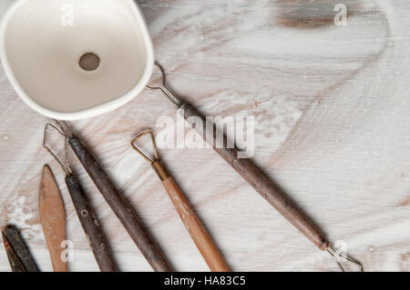 Keramik Herstellung von Werkzeugen auf einem weißen Schreibtisch Stockfoto