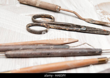 Keramik Herstellung von Werkzeugen auf einem weißen Schreibtisch Stockfoto