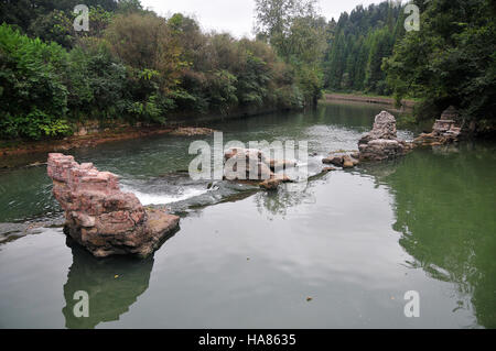 Die schöne Drachen Palast (Loong) und seine Umgebung ist das größte Wasser Kalkstein Höhle Reiseziel in China. Stockfoto