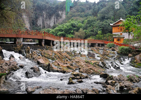 Die schöne Drachen Palast (Loong) und seine Umgebung ist das größte Wasser Kalkstein Höhle Reiseziel in China. Stockfoto