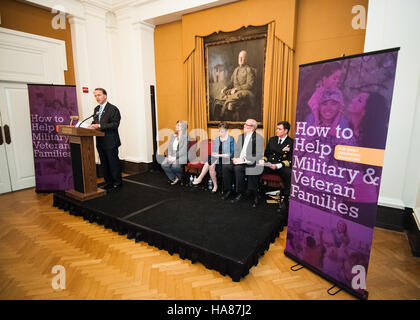 Charles Milam, stellvertretender Verteidigungsminister für Militärgemeinschaft und Familienpolitik, erörtert Strategien zur Unterstützung von Militär- und Veteranenfamilien und hebt die Rolle der NIFA bei der Bereitstellung von Ressourcen und Unterstützung für diese Gemeinschaften hervor. Stockfoto