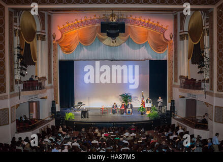 Das US-Landwirtschaftsministerium nahm an einer interinstitutionellen Veranstaltung im Lincoln Theater Teil, bei der es um den Holocaust und das Gedenken an seine Opfer ging. Die Veranstaltung unterstrich die Bedeutung der historischen Erinnerung, des Engagements der Gemeinschaft und der Rolle des USDA im öffentlichen Dienst. Stockfoto