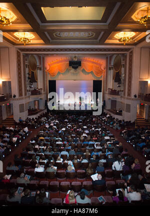 Das US-Landwirtschaftsministerium (USDA) nahm an einer Gedenkveranstaltung zum Holocaust im Lincoln Theater Teil, bei der es um die verlorenen Leben ging und um die Zusammenarbeit zwischen den Behörden für historisches Bewusstsein. Stockfoto
