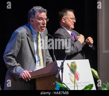 Das US-Landwirtschaftsministerium (USDA) nahm an einer Gedenkveranstaltung im Lincoln Theater Teil, um die Opfer des Holocaust zu ehren. Diese Veranstaltung unterstreicht das Engagement der Regierung, das historische Gedächtnis zu bewahren und die Erziehung zu Menschenrechten und Geschichte zu unterstützen. Stockfoto
