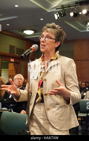 Dr. Catherine Wotecki, Unterstaatssekretärin für Forschung, Bildung und Wirtschaft am USDA, spricht auf der Internationalen Konferenz der G-8 über offene Daten für die Landwirtschaft und konzentriert sich auf globale Herausforderungen und Lösungen für die Landwirtschaft. Stockfoto