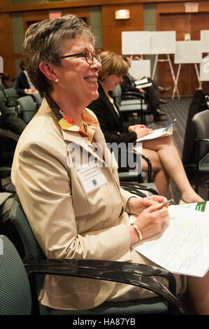 Dr. Catherine Wotecki, Unterstaatssekretärin für Forschung, Bildung und Wirtschaft am USDA, nahm an der G-8 International Conference on Open Data for Agriculture Teil, wobei er sich auf die Rolle offener Daten in der landwirtschaftlichen Entwicklung konzentrierte. Stockfoto