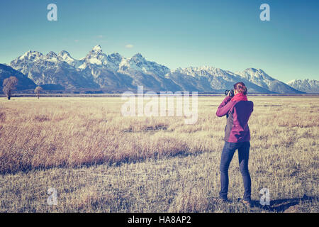 Vintage durchtrainierten weiblichen Fit Wanderer fotografieren mit DSLR-Kamera in den Grand Teton Nationalpark, Wyoming, USA. Stockfoto