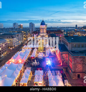 Abends Blick auf traditionelle Weihnachtsmarkt auf dem Gendarmenmarkt in Berlin, Deutschland Stockfoto