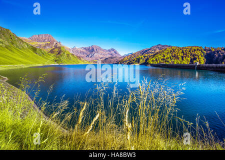 Blick auf See Ritomsee in Piora, Kantons Tessin in der Schweiz mit Schweizer Alpen im Hintergrund, der Schweiz, Europa. Stockfoto
