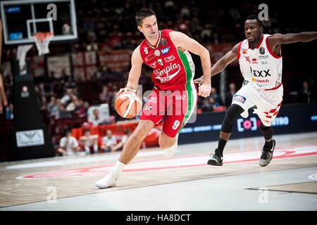 Assago, Italien. 27. November 2016. Milano, Italien 27. November 2016 Mantas Kalnietis (#9 EA7 Emporio Armani Milano) Laufwerke in den Korb während des Spiels der italienischen Basketball league LegaBasket A zwischen EA7 Emporio Armani Mailand Vs The Flexx Pistoia im Mediolanum Forum. Bildnachweis: Roberto Finizio/Pacific Press/Alamy Live-Nachrichten Stockfoto