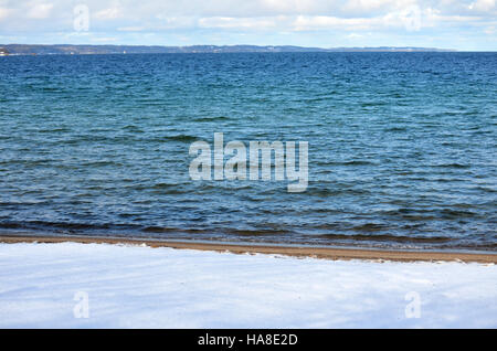 Der West Arm der Grand Traverse Bay in Michigan ist Teil des Grand Traverse Bay National Park. Das Gebiet ist bekannt für seine natürliche Schönheit, seine reiche Artenvielfalt und ist ein wichtiger Ort für Wasserarten und Vogellebensräume. Stockfoto