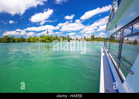 Schöne Schweizer Landschaft Blick vom berühmten Boot am Zuger See an einem sonnigen Tag mit blauem Himmel und Wolken im Sommer, Kanton Zug, Schweiz Stockfoto