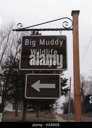 Ein neu installiertes Richtungsschild in einem Nationalpark, das den Besuchern wichtige Informationen liefert und sie durch Parkwege und andere Außenbereiche führt, um ein sicheres und informatives Erlebnis zu gewährleisten. Stockfoto