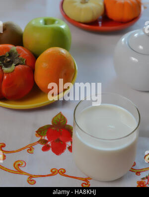 Eine Tasse Milch und Zucker Container auf Tisch dekoriert mit California Ernte Obst und Gemüse Stockfoto