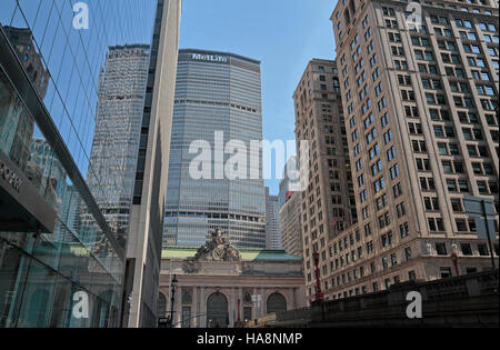 Das MetLife Building überragt Grand Central Terminal auf Park Avenue, Manhattan, New York, Vereinigte Staaten. Stockfoto