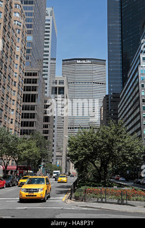 Das MetLife Building überragt Grand Central Terminal auf Park Avenue, Manhattan, New York, Vereinigte Staaten. Stockfoto