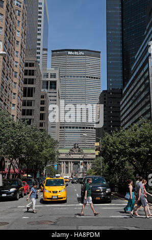 Das MetLife Building überragt Grand Central Terminal auf Park Avenue, Manhattan, New York, Vereinigte Staaten. Stockfoto