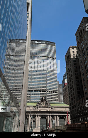 Das MetLife Building überragt Grand Central Terminal auf Park Avenue, Manhattan, New York, Vereinigte Staaten. Stockfoto