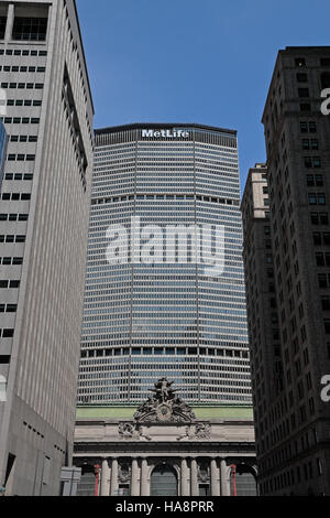 Das MetLife Building überragt Grand Central Terminal auf Park Avenue, Manhattan, New York, Vereinigte Staaten. Stockfoto