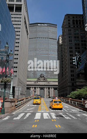 Das MetLife Building überragt Grand Central Terminal auf Park Avenue, Manhattan, New York, Vereinigte Staaten. Stockfoto