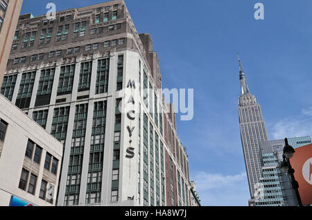Macys und Empire State Building, W. 34th Street, Manhattan, New York City, Vereinigte Staaten von Amerika. Stockfoto