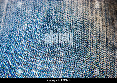 Perspektive Blick abstrakten Raum der leere blaue natürliche Denim Textur Hintergrund in kalten Farben mit Diagonale Verschiebung von Focus aus Fokusbereich Stockfoto