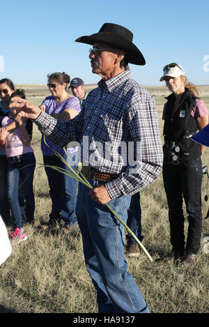 Marlin Not Feght, ein Mitglied der Krähennation, führt einen traditionellen Segen für die gerade freigesetzten Schwarzfüßfrettchen, eine Art, die im Rahmen eines kritischen Schutzes zur Wiederherstellung der Population der Art in der Region wieder in die Wildnis eingeführt wird. Stockfoto
