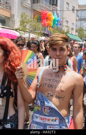 TEL-AVIV - 13. Juni 2014: Teilnehmer an der CSD-Parade in den Straßen von Tel-Aviv, Israel. Die Pride-Parade ist eine jährliche Veranstaltung der gay community Stockfoto