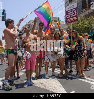 TEL-AVIV - 13. Juni 2014: Teilnehmer an der CSD-Parade in den Straßen von Tel-Aviv, Israel. Die Pride-Parade ist eine jährliche Veranstaltung der gay community Stockfoto