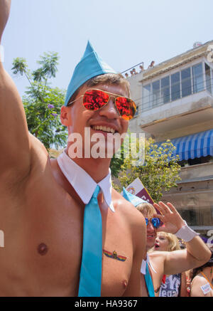 TEL-AVIV - 13. Juni 2014: Teilnehmer an der CSD-Parade in den Straßen von Tel-Aviv, Israel. Die Pride-Parade ist eine jährliche Veranstaltung der gay community Stockfoto