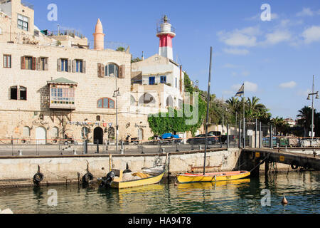 TEL-AVIV - 13. Juli 2014: Boote und Leuchtturm am alten Hafen von Jaffa. Jaffa-Hafen in einem alten Hafen mit 3000 Jahren Geschichte. Zerteilen Sie jetzt von der Stadt-OL Stockfoto