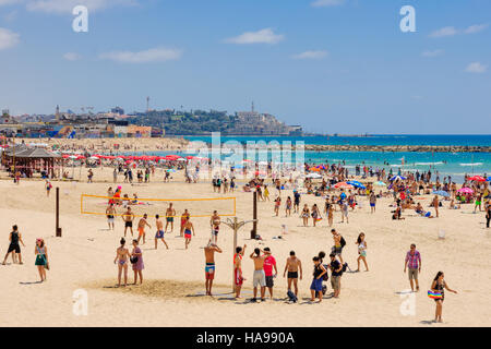 TEL AVIV, ISRAEL - 12. Juni 2015: Blick auf den Strand von Tel Aviv und die Altstadt von Jaffa, bei Einheimischen und Touristen in Tel-Aviv, Israel. Stockfoto