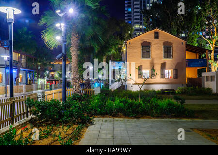 TEL AVIV, ISRAEL - 14. Januar 2016: Nachtszene Sarona Verbindung, in Tel Aviv, Israel. Seine eine erneute Templer-Siedlung, verwandeln Sie in Freizeit und Stockfoto