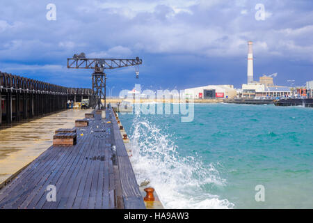 TEL-AVIV - 25. Januar 2016: Winter-Szene mit einem restaurierten alten Kran, mit Restaurants und kaufmännischen Bereich in den Hintergrund, im Hafen von Tel-Aviv, Israel. Stockfoto