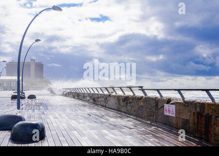 TEL-AVIV - 25. Januar 2016: Winter-Szene, in der Verbindung der Hafen von Tel-Aviv, Israel. Die Port-Verbindung wurde als Essecke und kommerziellen restauriert. Stockfoto